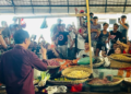 Masyarakat menyambut Presiden Joko Widodo dengan antusias saat mengunjungi Pasar Pinasungkulan, Karombasan, Kota Manado, Kamis, 19 Januari 2023. Foto: BPMI Setpres/Laily Rachev