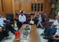 Sekda Boalemo, Sherman Moridu didampingi Ketua Asprov PSSI Gorontalo, Lahmudin Hambali mengadakan rapat persiapan penyambutan Menpora RI, Zainudin Amali.(f.dok.humas)