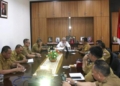 Wabup Bone Bolango, Merlan S. Uloli memimpin rapat koordinasi di ruang kerjanya guna membahas penanggulangan kemiskinan.(f.dok.humas)