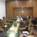 Wabup Bone Bolango, Merlan S. Uloli memimpin rapat koordinasi di ruang kerjanya guna membahas penanggulangan kemiskinan.(f.dok.humas)
