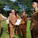Wabup Bone Bolango, Merlan S. Uloli menyerahkan penghargaan kepada para kepala desa.(f.dok.humas)
