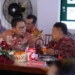 Penjagub Gorontalo Hamka Hendra Noer teengah berdiskusi dengan Gubernur Sulut Olly Dondo Kambey, disela-sela RUPS BSG-(f.hms)