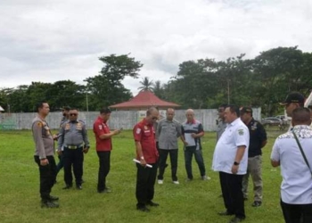 Penjabup Boalemo, Hendriwan bersama tim Baharkam Mabes Polri meninjau stadion pemuda olahraga.(f.eca-nn)