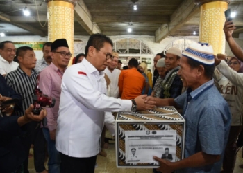 Penjabat Gubernur Gorontalo Hamka Hendra Noer menyerahkan bantuan secara simbolis kepada korban banjir di Kelurahan Ketang Baru, Kota Manado, Jumat (10/2/2023).(f.hms)