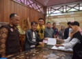 Petugas Pantarliuh menyerahkan format bukti terdaftar kepada Bu[ati Kabupaten Gorontalo Nelson Pomalingo, setelah dilakukan pencocokan dan penelitina dokumen, Senin (20/2/2023).(f.hmskpu)
