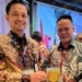 Wakil Walikota Gorontalo, Ryan F. Kono bersama Kadis DLH Kota Gorontalo, Andris Amir saat hadir menerima piala adipura. (foto. Prokopim)