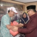Walikota Gorontalo, Marten Taha saat Salurkan Bantuan Sembako ke warga di Leato Selatan. (foto. Prokopim)