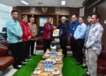 Bupati Pohuwato Saipul Mbuinga saat menyerahkan