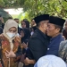 Momen Kapolda Gorontalo, Irjen Pol. Helmy Santika saat memeluk erat ayah dari Briptu Rully Firmansyah  usai tiba di Rumah Duka di Semarang. (foto. humas polda)