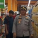 Kapolres Gorontalo Utara AKBP Juprisan Pratama Ramadhan Nasution saat melakukan pengecekan harga serta ketersediaan barang sembako di salah satu toko di Desa Titidu, Kecamatan Kwandang, Kabupaten Gorontalo Utara. (foto.hmspolgorut)