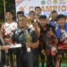 Penjabup Boalemo, Hendriwan menyerahkan piala pada turnamen Volly Ball Cup Desa Ayuhulalo, Kecamatan Tilamuta.(f.dok.hms)