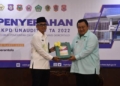 Penjabup Hendriwan menyerahkan dokumen LKPD Tahun Anggaran 2022 kepada Kepala BPK RI Perwakilan Provinsi Gorontalo.(f.dok.hms)