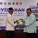 Penjabup Hendriwan menyerahkan dokumen LKPD Tahun Anggaran 2022 kepada Kepala BPK RI Perwakilan Provinsi Gorontalo.(f.dok.hms)