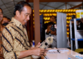 Presiden Joko Widodo meninjau pameran produk dalam negeri usai membuka acara Business Matching Produk Dalam Negeri Tahun 2023 di Istora Senayan, Jakarta, pada Rabu, 15 Maret 2023 Foto: BPMI Setpres/Rusman