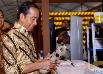 Presiden Joko Widodo meninjau pameran produk dalam negeri usai membuka acara Business Matching Produk Dalam Negeri Tahun 2023 di Istora Senayan, Jakarta, pada Rabu, 15 Maret 2023 Foto: BPMI Setpres/Rusman
