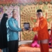 Bupati Gorontalo Utara Thariq Modanggu memberikan cenderamata kepada pejabat lama Kapolres Gorut AKBP Juprisan Pratama Ramadhan Nasution. (foto.ist)