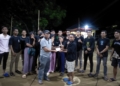 Anggota DPRD Gorontalo Utara Andi Matawang saat memberikan bonus kepada pemenang panjat pinang dalam pelaksanaan Semarak Lebaran Ketupat, di Desa Otiola, Kecamatan Ponelo Kepulauan, Gorontalo Utara. (f.NN)