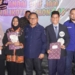 Wali Kota Gorontalo, Marten Taha saat menyerahkan hadiah kepada peserta lomba Story telling. (foto. anq/nn)