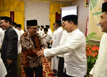 Wali Kota Gorontalo, Marten Taha saat menyalami jajaran PWNU Provinsi Gorontalo 2022-2027.  (foto. kominfo)