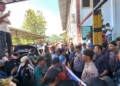 Suasana saat ratusan Aliansi Penambang Rakyat Suwawa mendatangi Kantor PT. Gorontalo Mineral untuk menuntut keadilan. (foto. anq/nn)
