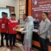 Ketua DPC PDI-P Boalemo, Karyawan Eka Putra Noho menyerahkan dokumen pendaftaran kepada Ketua KPU Boalemo, Asra Djibu, Kamis (11/5/2023).(f.istimewa)