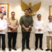 Menpora Dito Ariotedjo foto bersama Penjagub Gorontalo Hamka Hendra Noer didampingi Kadis Olahraga dan Kadis Kominfotik serta Staf Khusus Gubernur, di ruang rapat Kemenpora, di Jakarta, Selasa (18/4/2023). (f.ist)