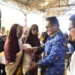 Wali Kota Gorontalo, Marten Taha saat menyerahkan bantuan beras ke KPM. (foto. istimewa).
