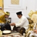 Marten Taha saat menunaikan pembayaran Zakat Fitrah. (foto. Dismkominfo dan Persandian Kota Gorontalo)