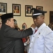 Penjabup Boalemo, Hendriwan melantik dan mengambil sumpah Penjabat Kades Mustika, Samsudin Taliki.(f.dok.hms)