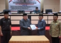 Penjabup Boalemo, Hendriwan menyerahkan dokumen Ranperda kepada Ketua DPRD Boalemo, Karyawan Eka Putra Noho.(f.dok.hms)