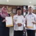 Penjabup Boalemo, Sherman Moridu didampingi Kepala BKAD Boalemo, Moh. Taufiq Kumali menerima dana CSR dari Branch Manager Bank SulutGo Tilamuta, Rahmiyati Tulen.(f.istimewa)