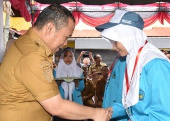 Penjagub Ismail Pakaya bersama siswa baru di SMA Negeri 7 Kota Gorontalo pada penerimaan siswa baru sekaligus meresmikan program lima hari sekolah di SMA 7 Kota Gorontalo, Senin (10/7/2023). Foto – Mila