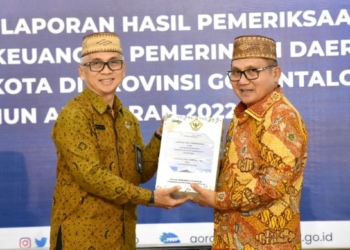 Walikota Gorontalo, Marthen Taha menerima penghargaan atas opini WTP dari BPK RI usai pemeriksaan LKPD Pemkot Gorontalo tahun 2022.(f.istimewa)