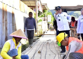 Walikota Gorontalo, Marthen Taha meninjau pekerjaan pembangunan infrastruktur didanai dari PEN.(f.istimewa)