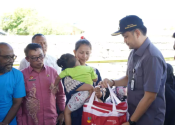 Wakil Walikota Gorontalo, Ryan F Kono saat menyambangi korban kebakaran. (istimewa)