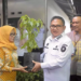 Wali Kota Gorontalo, Marten Taha saat menyerahkan bibit cabai rawit. (istimewa)