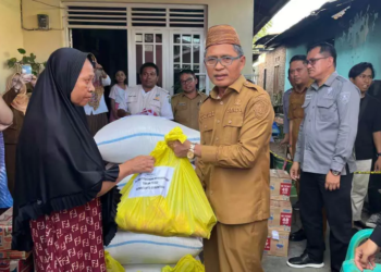 Sekda Kota Gorontalo, Ismail Madjid saat menyerahkan bantuan (istimewa)