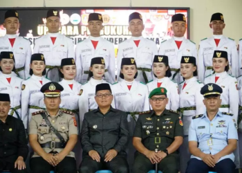 Bupati Gorut, Thariq Modanggu berfoto bersama para anggota Pasibra didampingi unsur TNI-Polri serta tim pelatih. (foto. istimewa)