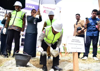 Wali Kota Gorontalo, Marten Taha saat peletakan batu pertama gedung PTUN. (istimewa)