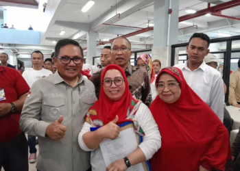 Wali Kota Gorontalo, Marten saat perdana pengoperasian Pasar Sentral. (istimewa)