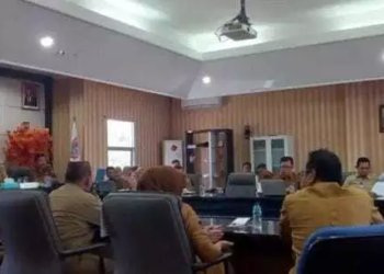Bupati Gorut, Thariq Modanggu saat memimpin rapat. (foto. istimewa)
