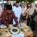 Festival Kue Apangi menyediakan 10 ribu kue digagas Pemerintah Kecamatan Tilamuta dalam menyambut 10 Muharram 1445 Hijriah.(f.dok.hms)