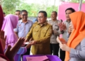 Wali Kota Gorontalo, Marten Taha saat menyerahkan