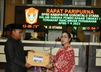 Ketua DPRD Gorontalo Utara, Deisy Datau saat menerima nota keuangan APBD-P Tahun 2023 yang diserahkan oleh Bupati Gorut, Thariq Modanggu di ruang siang DPRD Gorut. (f.ist)
