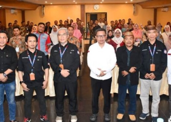 Pj. Sekda Boalemo Supandra Nur bersama peserta kegiatan Bimtek ANBK jenjang pendidikan SD dan SMP.(f.dok.hms)