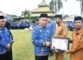 Pj. Sekda Boalemo, Supandra Nur menyerahkan piagam penghargaan kepada kepala desa yang berhasil menyelesaikan perekaman e-KTP mencapai 100 persen.(f.dok.hms)