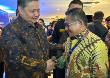 Pertemuan Wali Kota Gorontalo, Marten Taha dengan Menko Perekonomian, Airlangga Hartarto disela Rakornas TP2DD di Jakarta. (foto. prokopim)