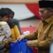 Wali Kota Gorontalo, Marten Taha saat penyerahan bantuan penanganan Stunting. (foto. prokopim)