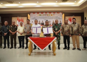 Penandatanganan Naskah Perjanjian Hibah Daerah (NPHD) antara Pemprov Gorontalo dan KPU Provinsi Gorontalo. (foto. istimewa)