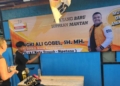 Penurunan baliho yang dilakukan oleh Caleg Hanura, Rongki Ali Gobel (foto. anq/nn)